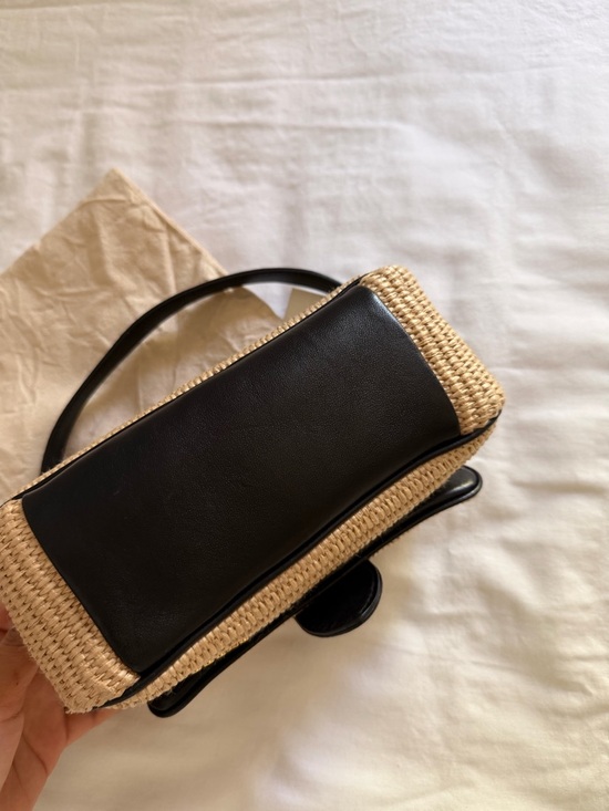 Jacquemus Beige Woven Shoulder Bag with Black Trim and Gold Logo - Picture 4 of 5